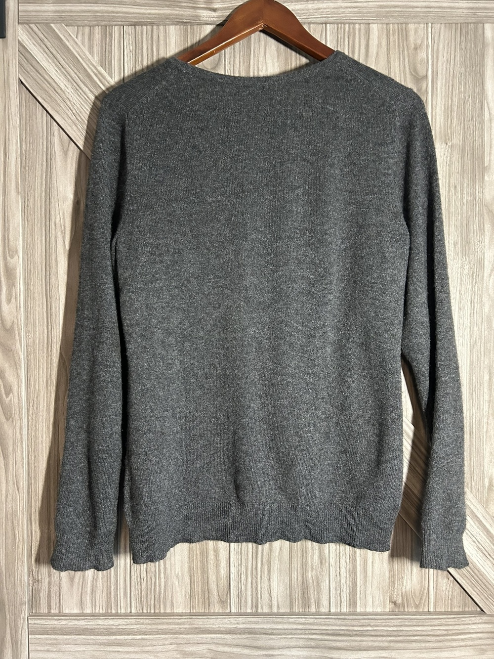 Charter Club Luxury 100% Cashmere Gray Crewneck Sweater Size M - Picture 2 of 5